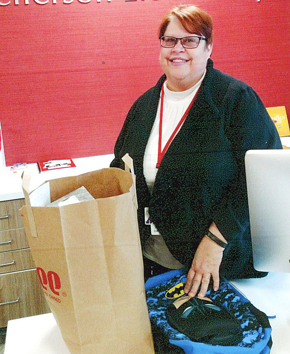 Xi Delta Omicron delivers backpacks